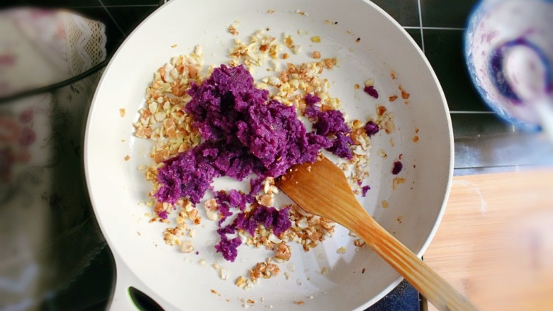 紫薯南瓜糯米糕,倒入紫薯泥。