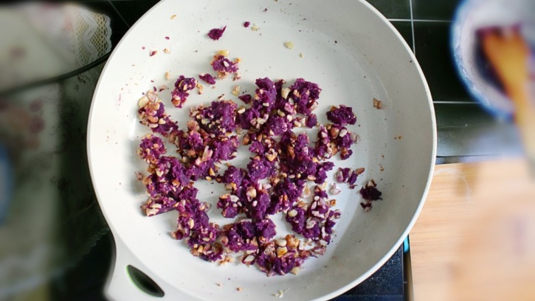 紫薯南瓜糯米糕,关火，利用锅的余热，再翻炒几下。
