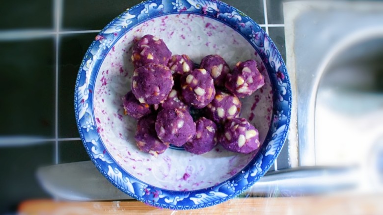 紫薯南瓜糯米糕,揉成约20g左右的紫薯花生丸子。