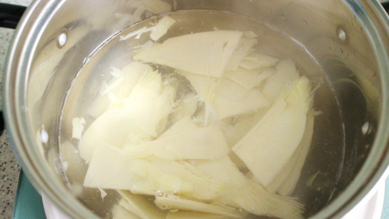 冬笋蒸腊肉,切好的冬笋入沸水煮几分钟去除苦涩味。