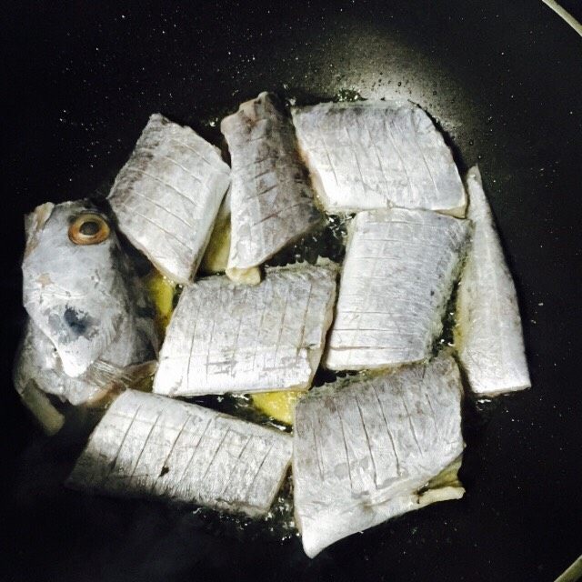 #年年有余#红烧带鱼,带鱼码入锅中采用中小火煎2-3分钟
