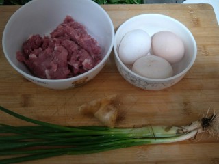 肉饼子蒸蛋,准备100克肉末，三个鸡蛋。一小半生姜，一把葱。