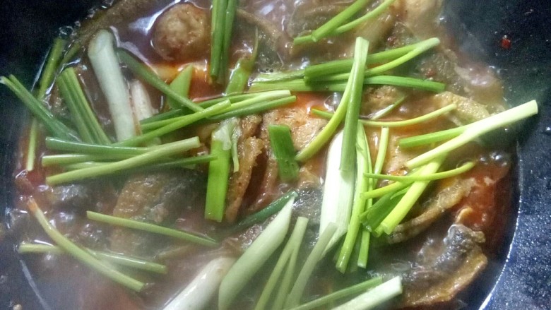 #年年有鱼#    团圆盆菜,起锅前放入葱段。