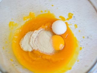 南瓜红糖烤饼,打成南瓜泥，加入白糖，澳优能立多奶粉，鸡蛋，酵母，水