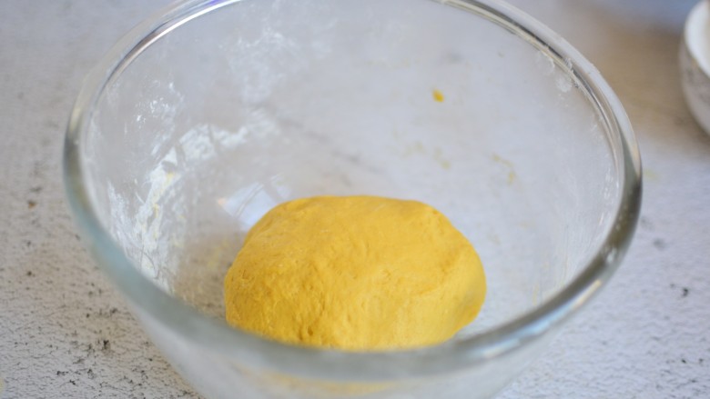 南瓜红糖烤饼,揉成面团，包保鲜膜，发酵至二倍大