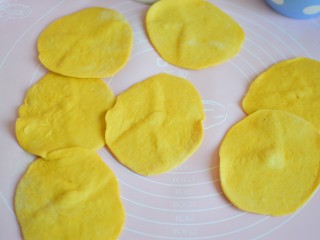 南瓜红糖烤饼,分成小份，擀成面片