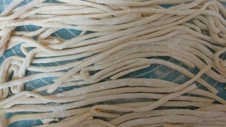 老北京炸酱面,切成条状，撒上少量干粉防粘，盖上保鲜膜备用。