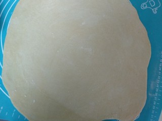 老北京炸酱面,将面团擀成薄片，两面撒上适量干粉。