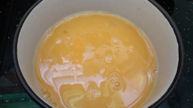 老北京炸酱面,两鸡蛋磕入碗里加少许盐搅匀。