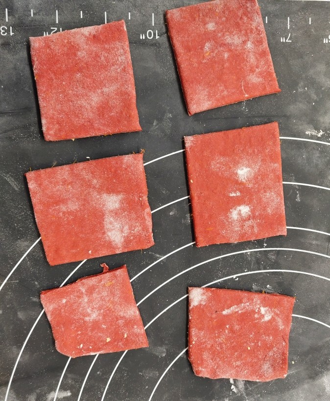 新春福袋,红色面团擀成长方形，然后切成6个小正方形。
