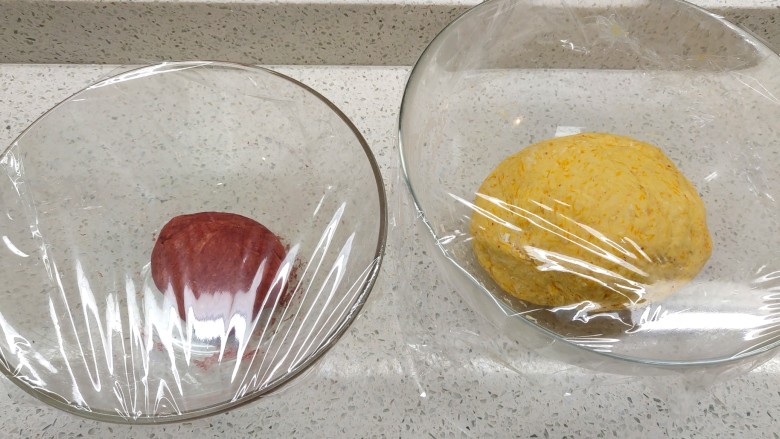 新春福袋,分别揉成光滑的面团，盖上保鲜膜发酵40分钟。看到明显变大就可以，这个不像包子馒头对发酵要求高。
