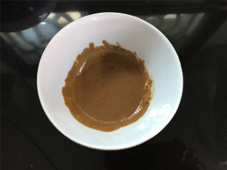 奶酥咖啡玛芬蛋糕,速溶咖啡用朗姆酒溶化调匀后待用。