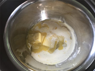 奶酥咖啡玛芬蛋糕,把蛋糕部分的黄油，淡奶油和白砂糖混合后隔热水融化。
