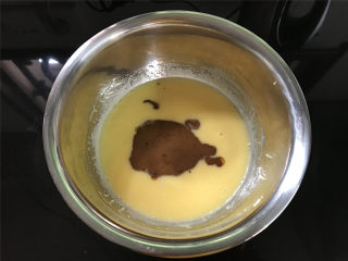 奶酥咖啡玛芬蛋糕,加入鸡蛋打匀后加入溶化的咖啡溶液搅拌均匀