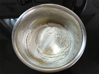 奶酥咖啡玛芬蛋糕,筛入混匀的低粉和泡打粉。