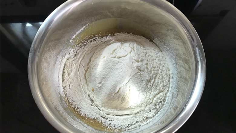 奶酥咖啡玛芬蛋糕,筛入混匀的低粉和泡打粉。