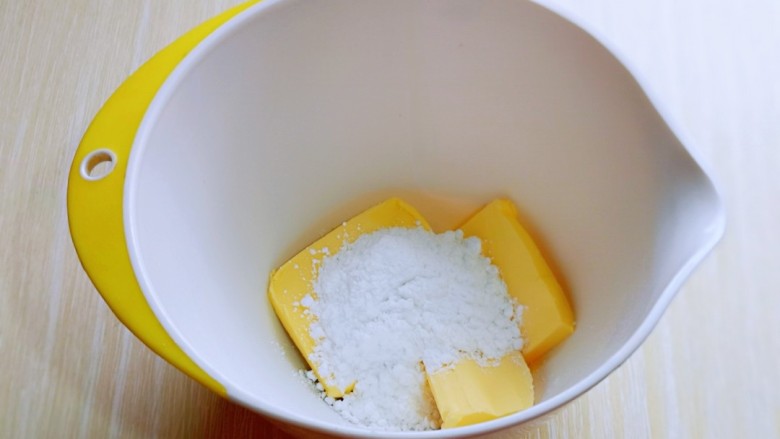 香酥仿真南瓜小饼干,将软化好的黄油，放入较深的器具中，加入糖粉。