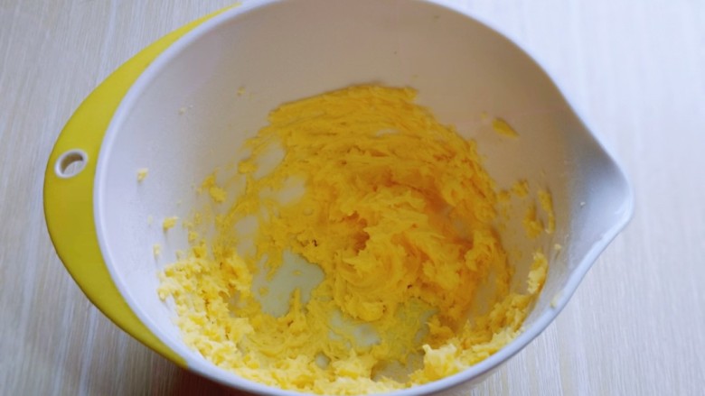香酥仿真南瓜小饼干,启动电动打蛋器，低速将黄油打至蓬松状态。