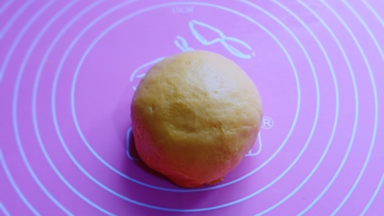 香酥仿真南瓜小饼干,再揉成面团，盖上保鲜膜，醒10分钟。