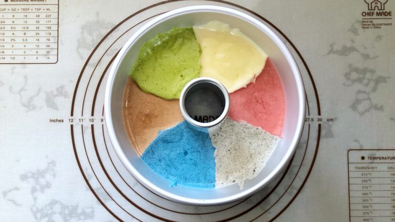 彩虹戚风蛋糕,11、慢慢垂直的抽出分色器，轻轻震出气泡。