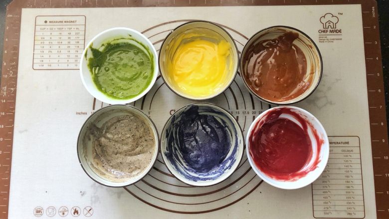 彩虹戚风蛋糕,5、蛋黄糊平均分成6份加入6种粉类中搅拌均匀。