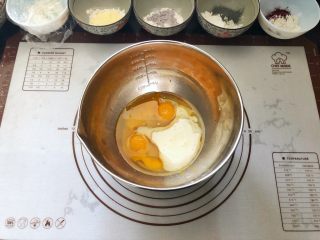 彩虹戚风蛋糕,2、把蛋黄糊中的所有材料倒入盆中。