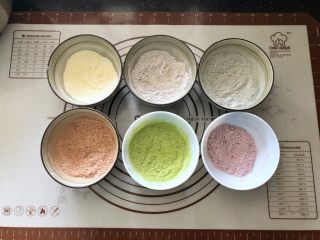 彩虹戚风蛋糕,4、分别把6种颜色的粉类混合过筛。