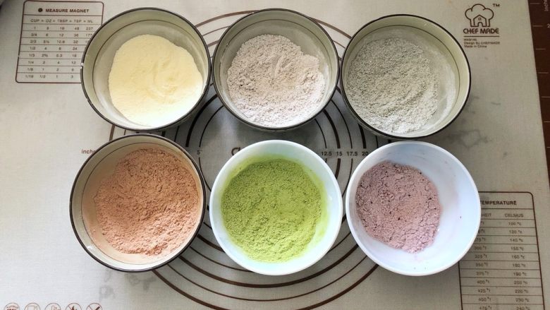 彩虹戚风蛋糕,4、分别把6种颜色的粉类混合过筛。