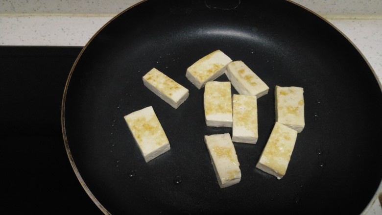 豆腐炒黄豆芽,煎至两面金黄。