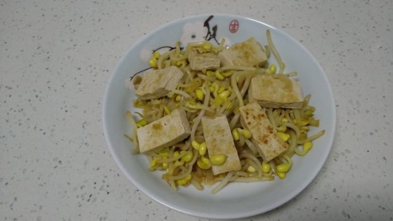 豆腐炒黄豆芽,盛入盘中。