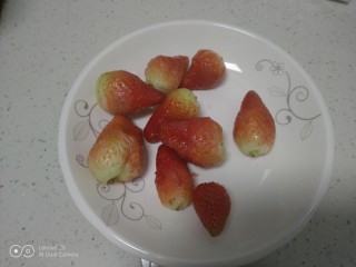 山楂苹果草莓汤,草莓洗净。