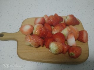 山楂苹果草莓汤,草莓切碎。