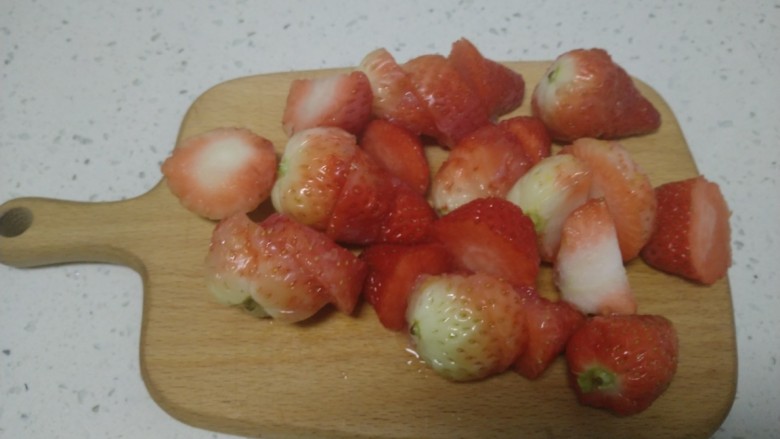 山楂苹果草莓汤,草莓切碎。