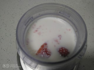 山楂苹果草莓汤,加入料理杯中，放入纯奶。