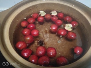 山楂苹果草莓汤,锅中放入清水，把山楂用手捏成2半，放入锅中。