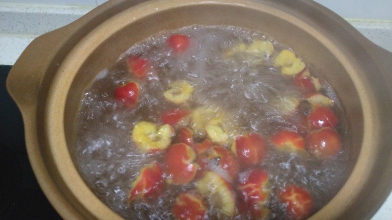 山楂苹果草莓汤,大火煮开转小火煮10分钟 。
