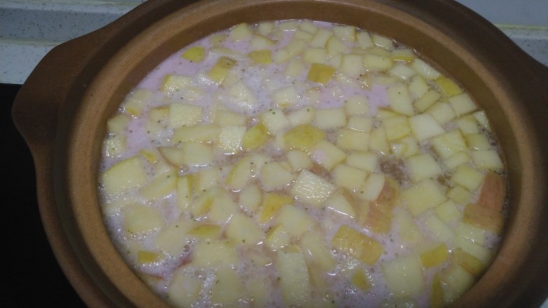 山楂苹果草莓汤,放入平果粒煮1分钟，加入草莓汁，关火。