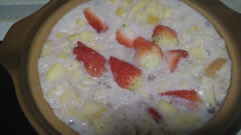 山楂苹果草莓汤,加入鲜草莓。
