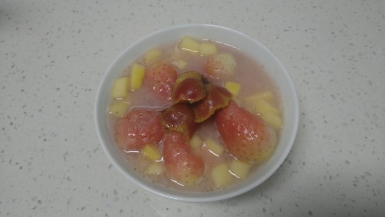 山楂苹果草莓汤,盛入盘中。