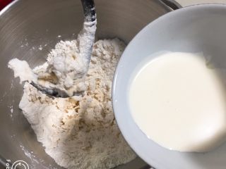 豆沙奶油吐司,搅拌一下后加入淡奶油。