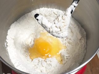 豆沙奶油吐司,再加入鸡蛋。