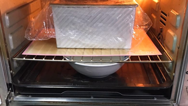 豆沙奶油吐司,送入烤箱两次发酵，方法同上也是60分钟。