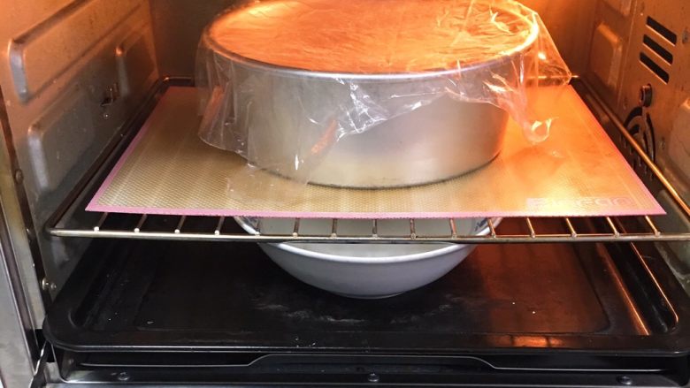 豆沙奶油吐司,烤箱发酵档，底部放一碗热水，发酵60分钟，中间更换一次热水。