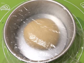 豆沙奶油吐司,整理、滚圆放入模具，盖上保鲜膜。