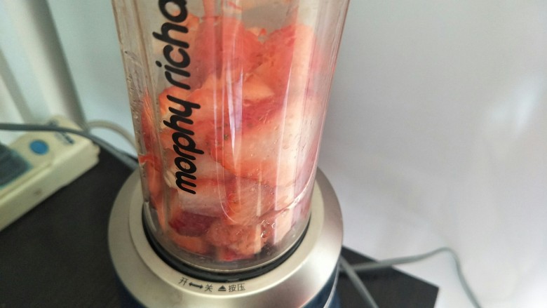 草莓奶昔🍓—少女心爆棚,先把草莓放入榨汁机中。榨成草莓果泥