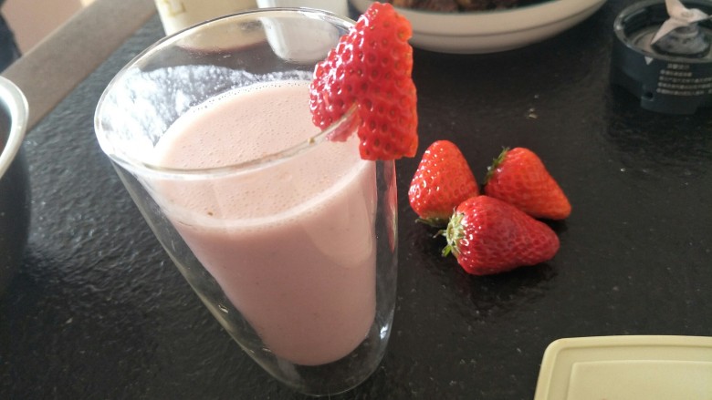 草莓奶昔🍓—少女心爆棚,新鲜健康⭐草莓奶昔就完成了。