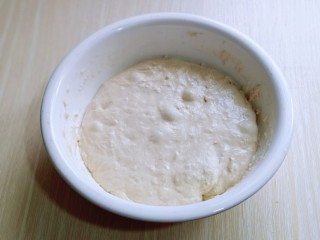 超级松软零失败的全麦蜜豆小餐包,首先将75g高粉，75g纯净水，0.75g酵母粉加入器具中。搅拌均匀，盖上盖子，放入冰箱冷藏发酵一夜。