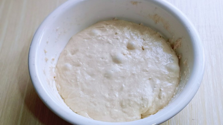 超级松软零失败的全麦蜜豆小餐包,首先将75g高粉，75g纯净水，0.75g酵母粉加入器具中。搅拌均匀，盖上盖子，放入冰箱冷藏发酵一夜。