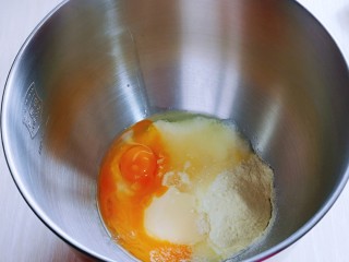 超级松软零失败的全麦蜜豆小餐包,准备面团，将酸奶，奶粉，盐，白砂糖，鸡蛋加入厨师机桶中。