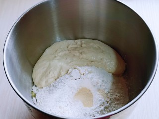 超级松软零失败的全麦蜜豆小餐包,加入高筋面粉，全麦粉，酵母粉，再加入发酵好的波兰种，将厨师面桶放入机器中，启动1档，揉面10分钟。